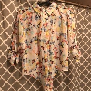 No Boundaries sheer 3/4 sleeve blouse.